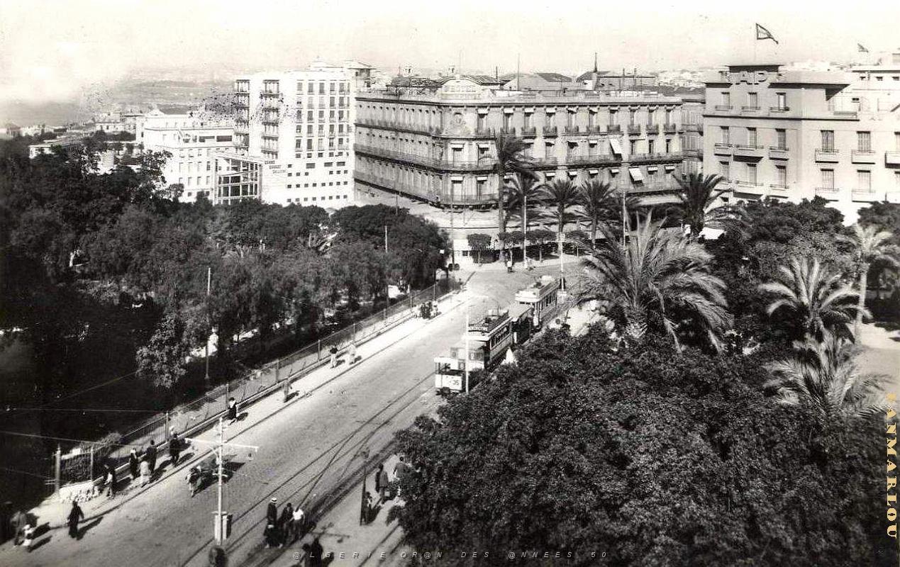 PA c- 004- Place d'Armes- trams et autobus.jpg